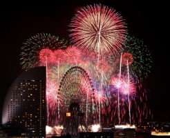 神奈川新聞花火大会の打ち上げ場所と有料席