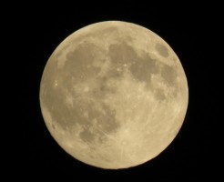 月の表面の物質と知ると面白い海とクレーターの名